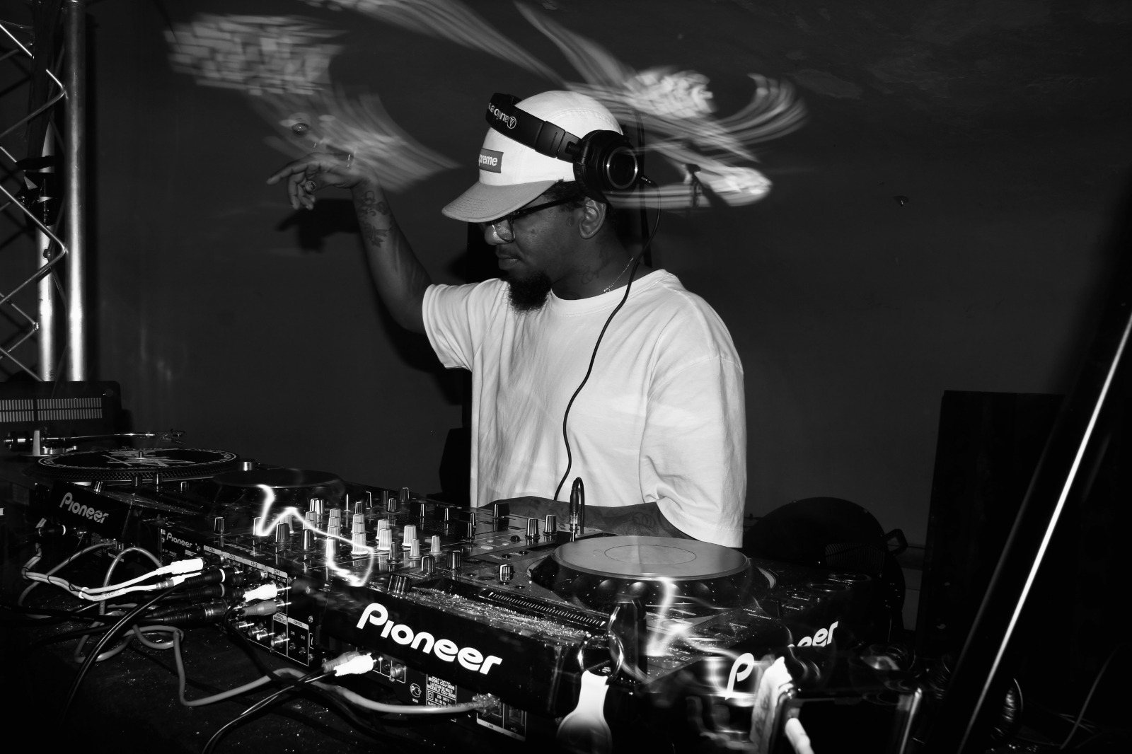 Calmo performing